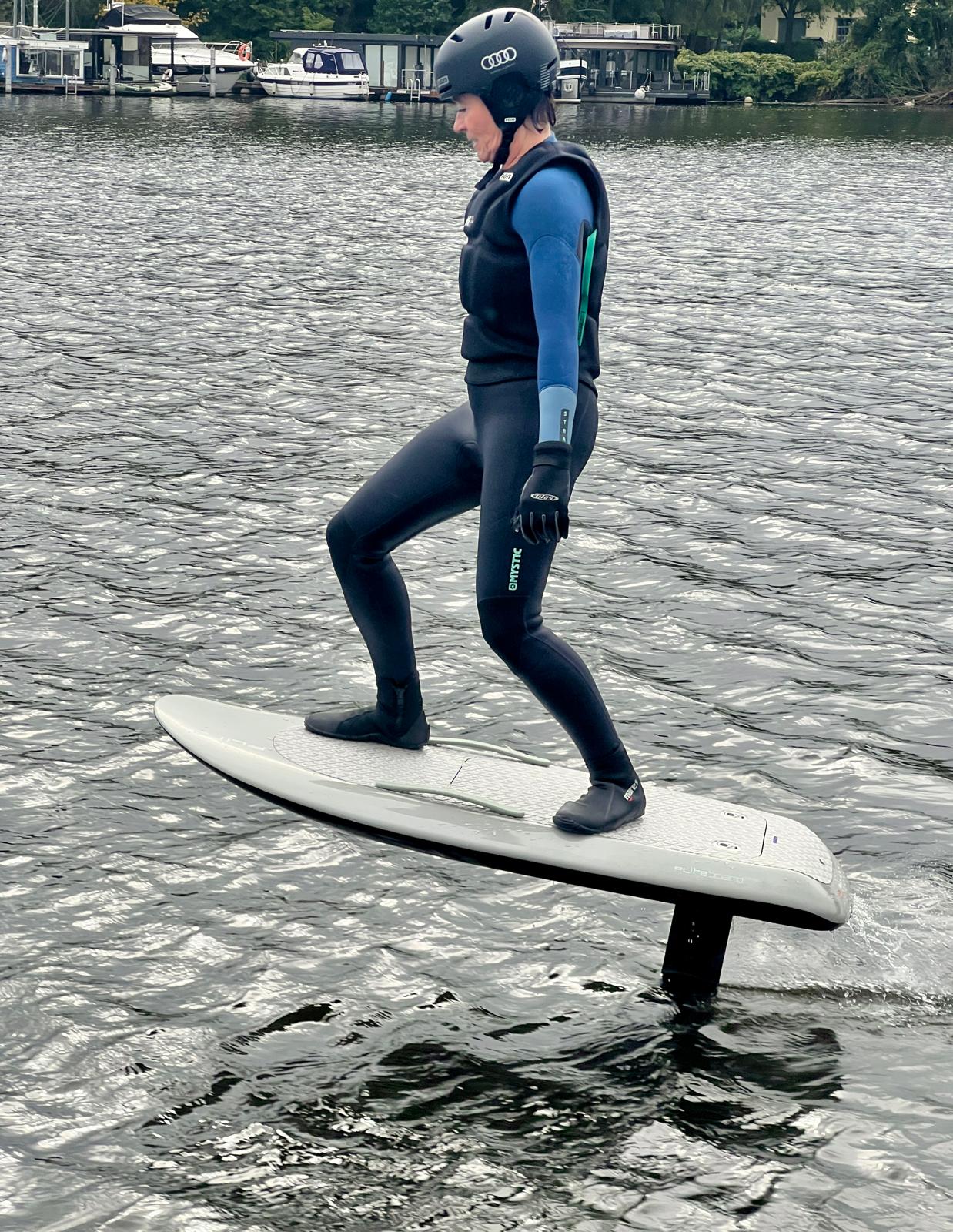 eFoil Board gleitet ruhig über den See